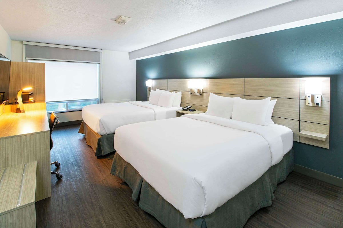 Escritorio, cortinas blackout y tabla de planchar con plancha