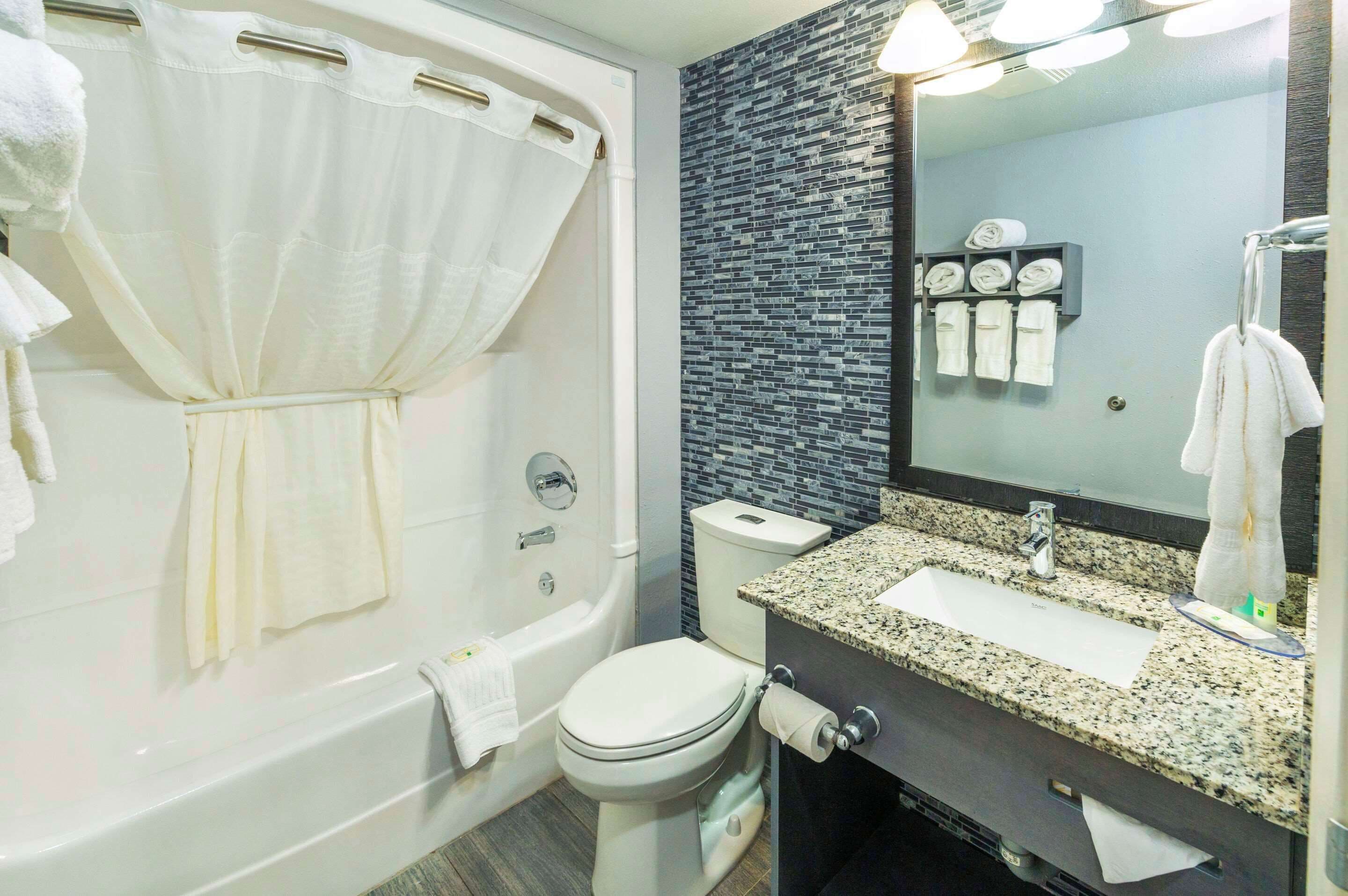 Combined shower/bathtub, free toiletries, hair dryer, towels