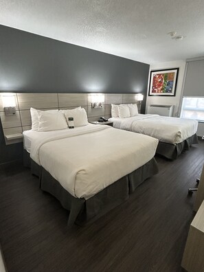 Desk, blackout curtains, iron/ironing board, bed sheets - Quality Inn (Leamington)