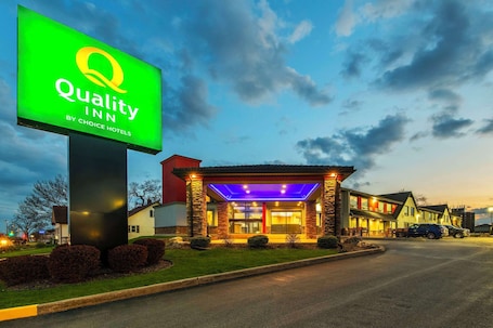 Fassade der Unterkunft – Abend/Nacht. Quality Inn