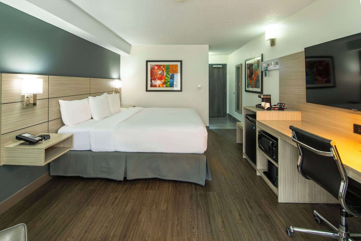 Escritorio, cortinas blackout y tabla de planchar con plancha