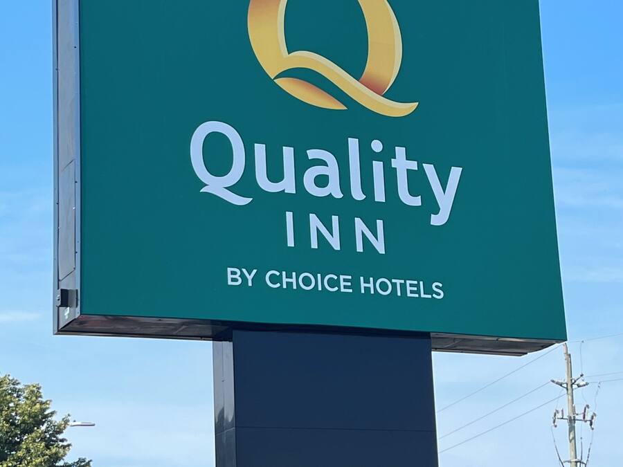 Um grande outdoor para Quality Inn by Choice Hotels.