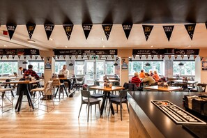 Se sirven desayunos, cenas y cocina internacional 