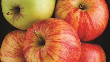 Primer plano de varias manzanas con diferentes colores y diseños.