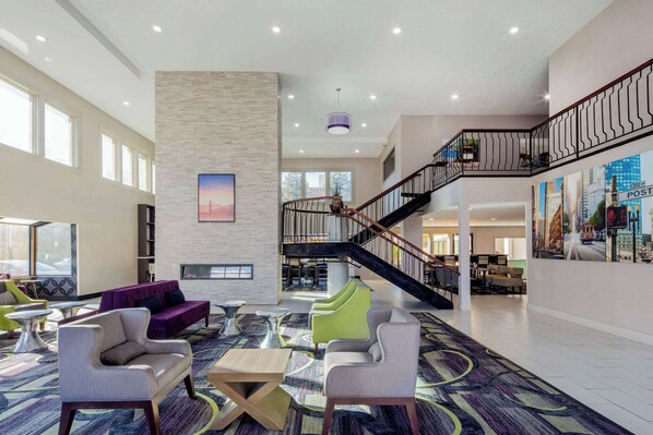 Lobby - La Quinta Inn & Suites by Wyndham Oakland - Hayward (Hayward)