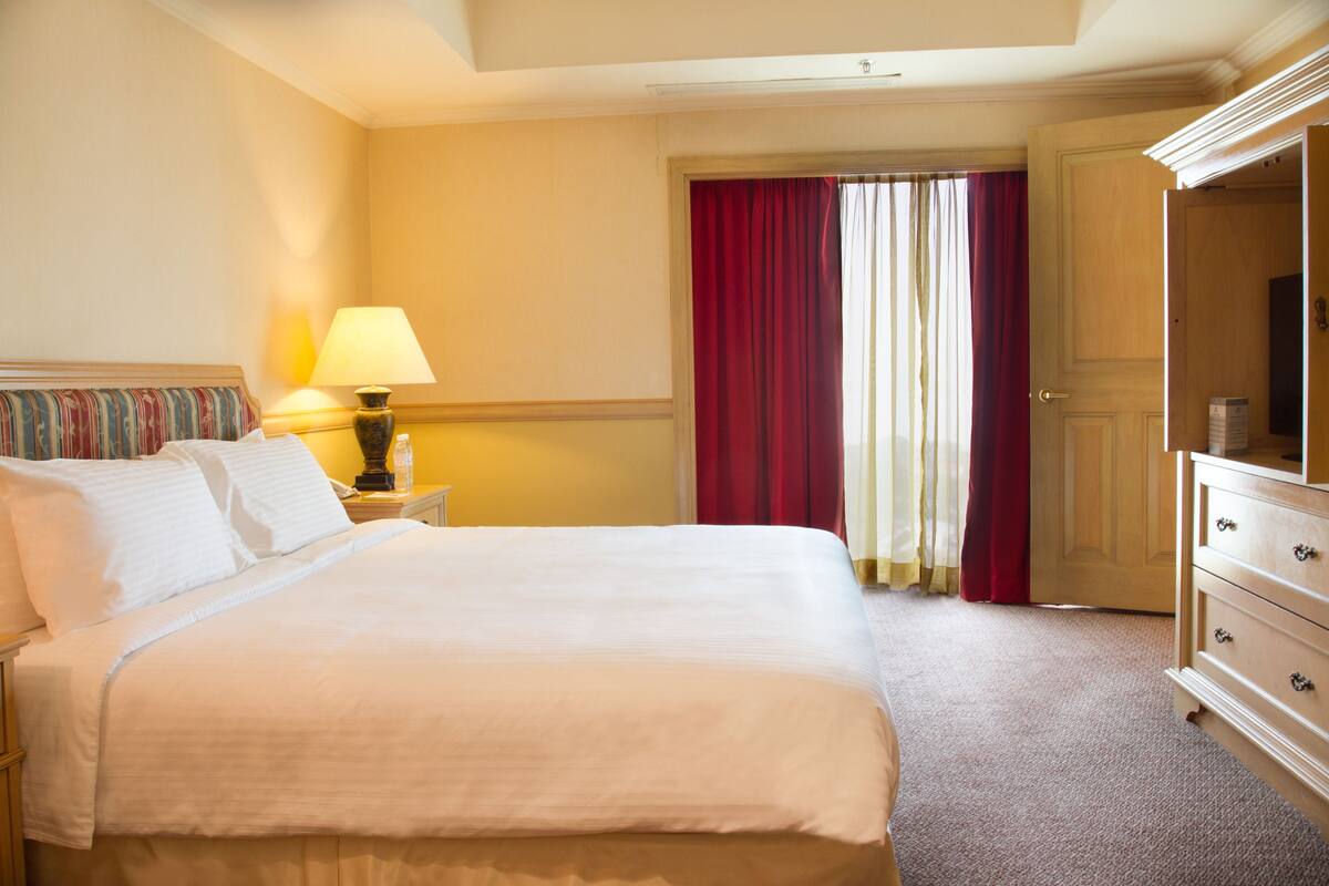 Suite Exécutive, 1 très grand lit | Minibar, coffres-forts dans les chambres, bureau