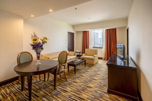 Suite Premier | Área de sala de estar | Televisión 