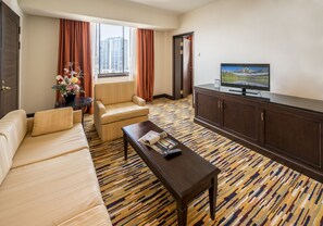 Suite Premier | Minibar, caja de seguridad en la habitación y escritorio 