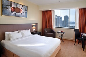 Minibar, caja de seguridad en la habitación y escritorio 