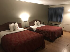 Zimmer, 2 Queen-Betten, barrierefrei, Nichtraucher | 1 Schlafzimmer, Daunenbettdecken, individuell eingerichtet, Schreibtisch