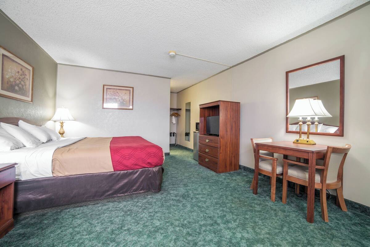 1 bedroom, down duvets, individually furnished, desk