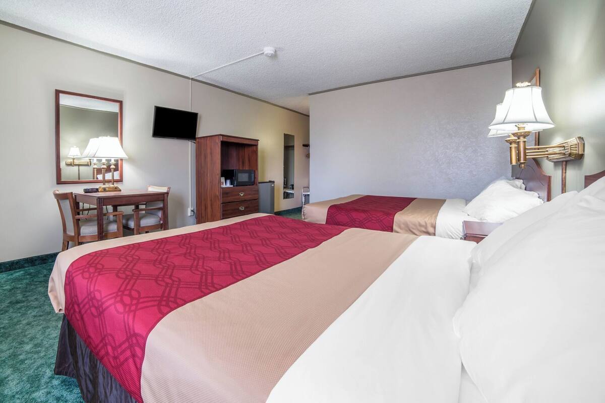 1 bedroom, down duvets, individually furnished, desk