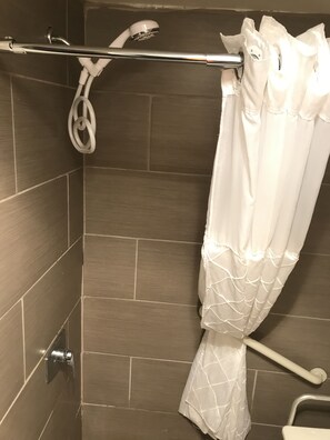 Zimmer, 2 Queen-Betten, barrierefrei, Nichtraucher | Badezimmer | Duschwanne, Komfortbadewanne, kostenlose Toilettenartikel, Haartrockner