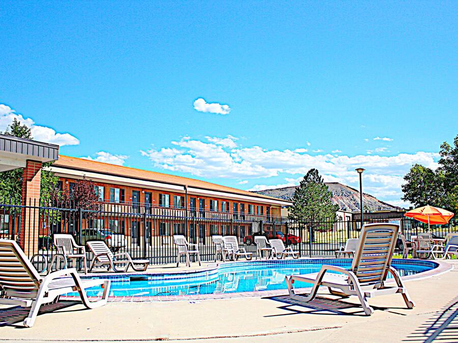 Seasonal outdoor pool, open 9:00 AM to 10:00 PM, pool loungers