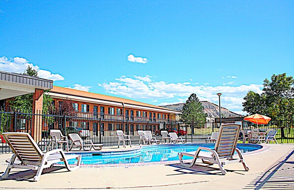 Seasonal outdoor pool, open 9:00 AM to 10:00 PM, pool loungers