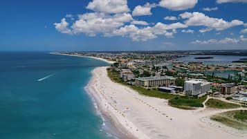 En la playa y playa de arena blanca