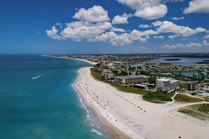 On the beach, white sand - Residence Inn St Petersburg Treasure Island (Treasure Island)