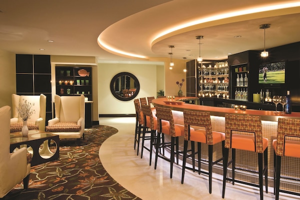 2 bars/lounges