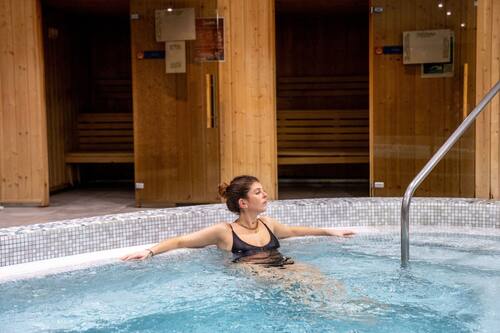 6 outdoor pools