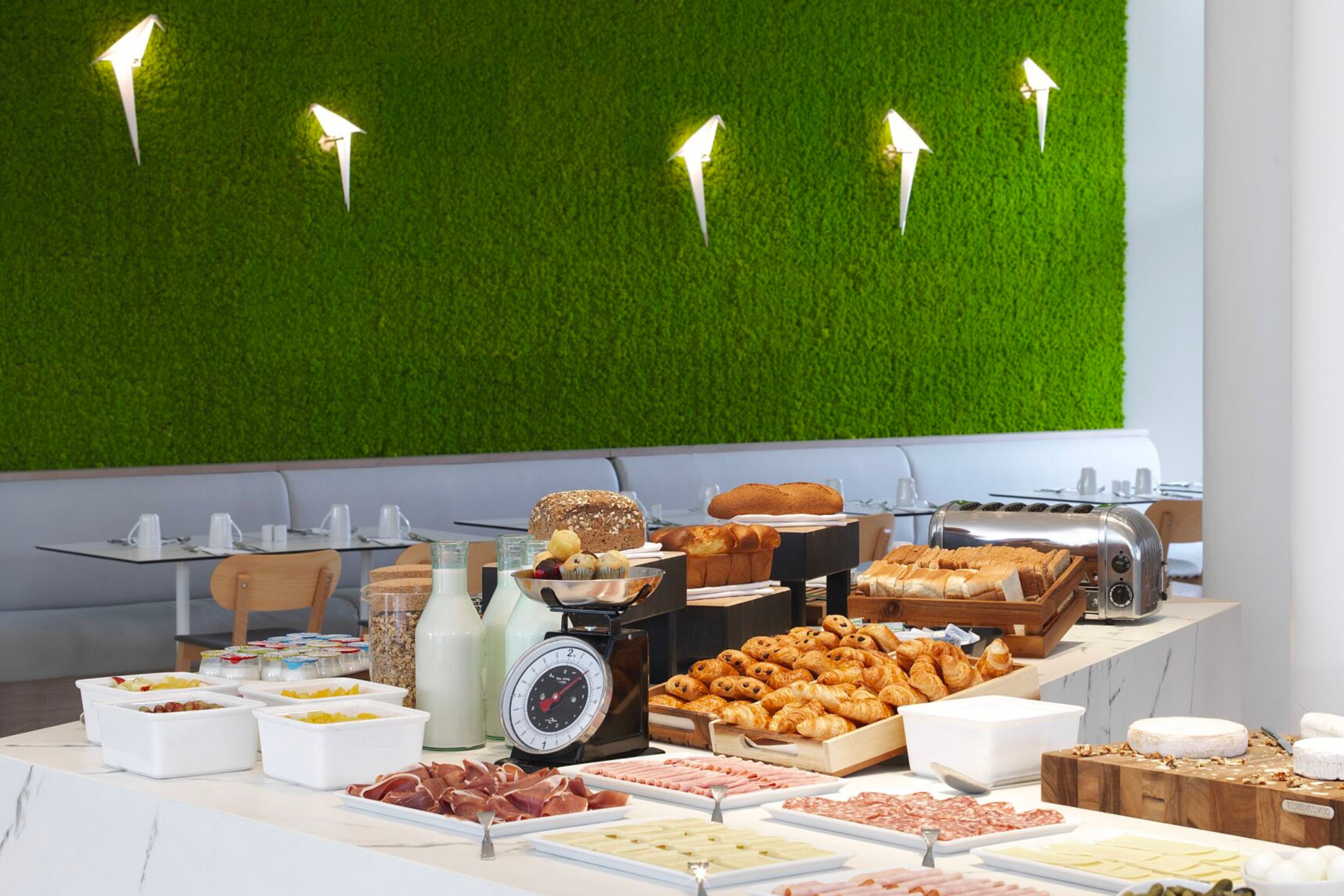 Un bufé con distintos alimentos, una balanza y un tostador.