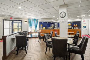 Un restaurant avec un comptoir, un espace pour s’asseoir et des panneaux indiquant les sorties.
