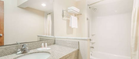 Tina con regadera, amenidades de baño gratuitas, secadora de cabello