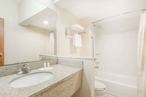 Ensemble baignoire-douche, articles de toilette (gratuits)