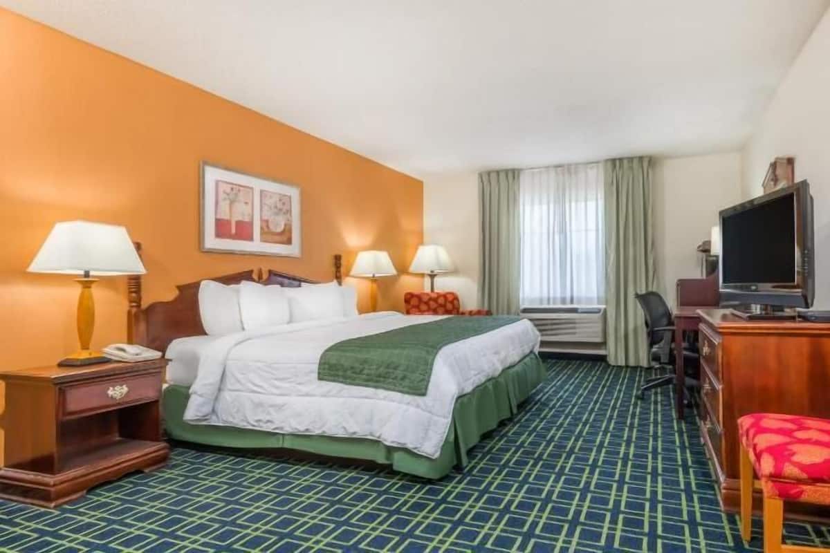 In-room safe, desk, iron/ironing board, cribs/infant beds