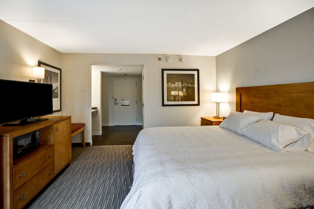Room, 1 King Bed, Accessible, Bathtub (Refrigerator & Microwave) | Premium bedding, pillowtop beds, desk, blackout drapes