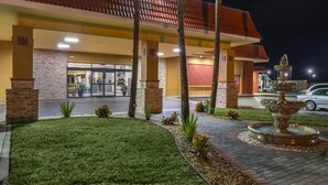 A hotel entrance with a well-maintained lawn, a fountain, and a clear view of the entrance area. - Quality Inn & Suites Palatka Riverfront (Palatka)
