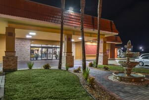 Fachada de la propiedad por la tarde o noche