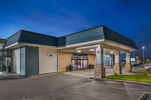 A modern building with a covered entrance, a clear sign, and a parking area. - Quality Inn & Suites Palatka Riverfront (Palatka)