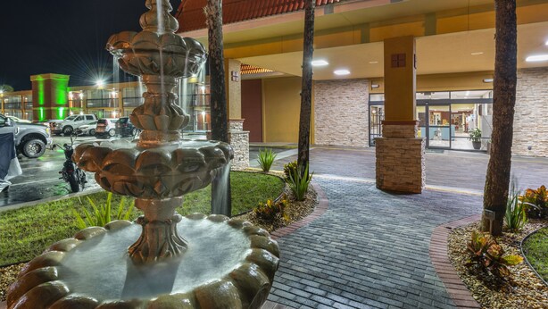 A fountain in a courtyard with a building in the background. - Quality Inn & Suites Palatka Riverfront (Palatka)
