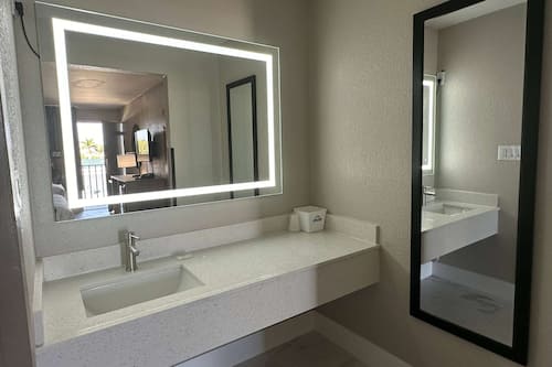 Zimmer, 2 Queen-Betten, Nichtraucher | Badezimmer | Komfortbadewanne, kostenlose Toilettenartikel, Haartrockner, Handtücher