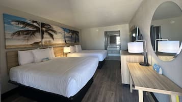 Kamer, 2 queensize bedden, niet-roken | Een kluis op de kamer, een bureau, een strijkplank/strijkijzer