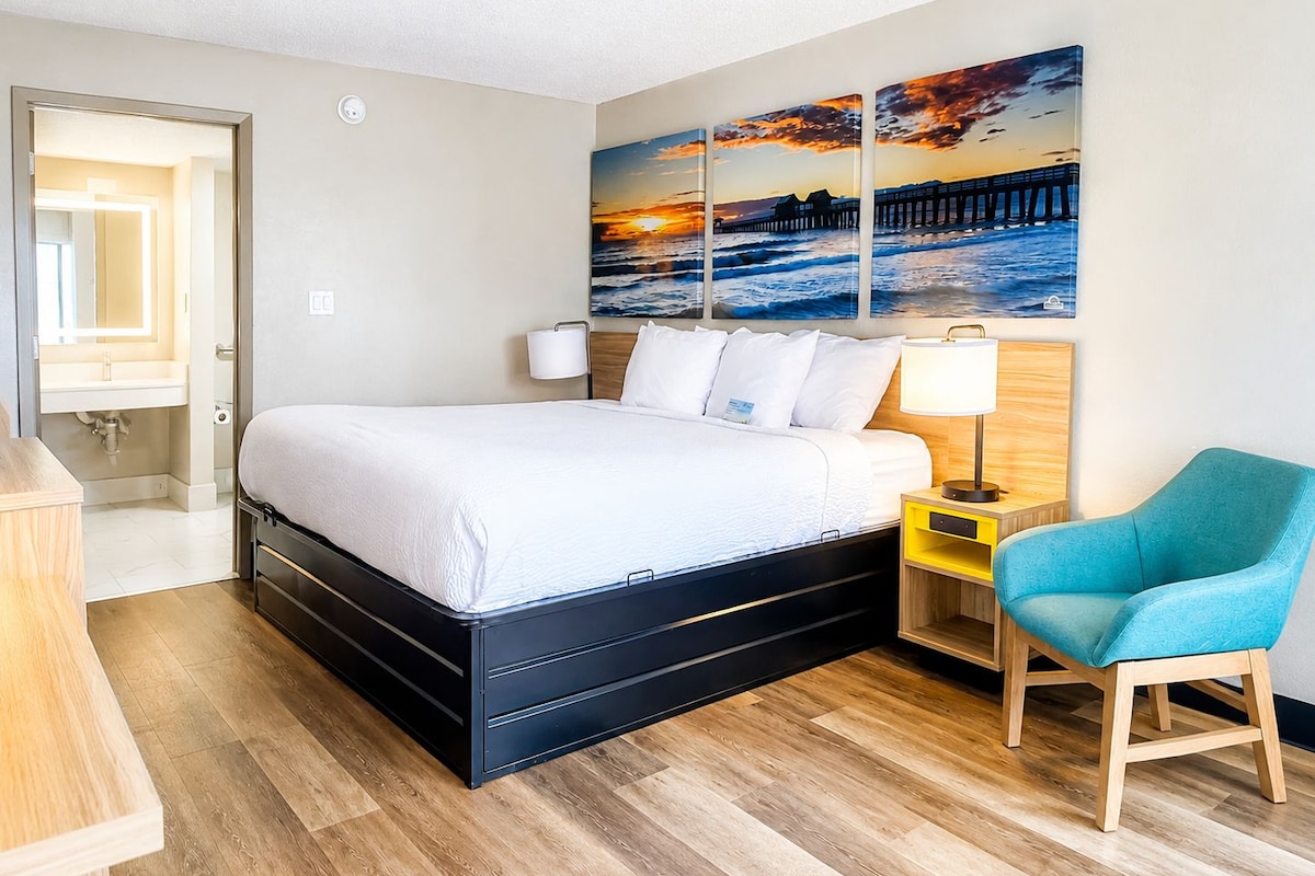 Room, 1 King Bed, Roll-in Shower, Non Smoking (Mobility, Lounge Chair)