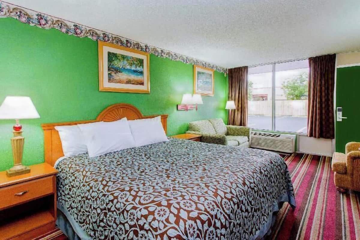 In-room safe, desk, iron/ironing board, free WiFi