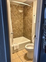 Bañera profunda, artículos de tocador gratuitos, secador de pelo