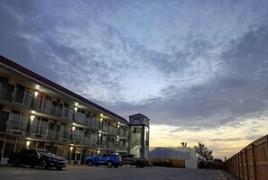 Unclassified image, 3 of 37, button - Days Inn by Wyndham Fort Myers (Fort Myers)