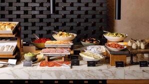 Buffet amb diferents plats i etiquetes.