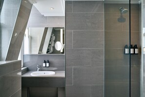 Rom – superior | Bad | Dusj, designertoalettartikler, hårføner og badekåper