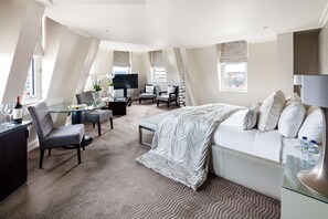 Suite, Corner | Egyptian cotton sheets, premium bedding, in-room safe - Radisson Blu Hotel, London Mercer Street (London)