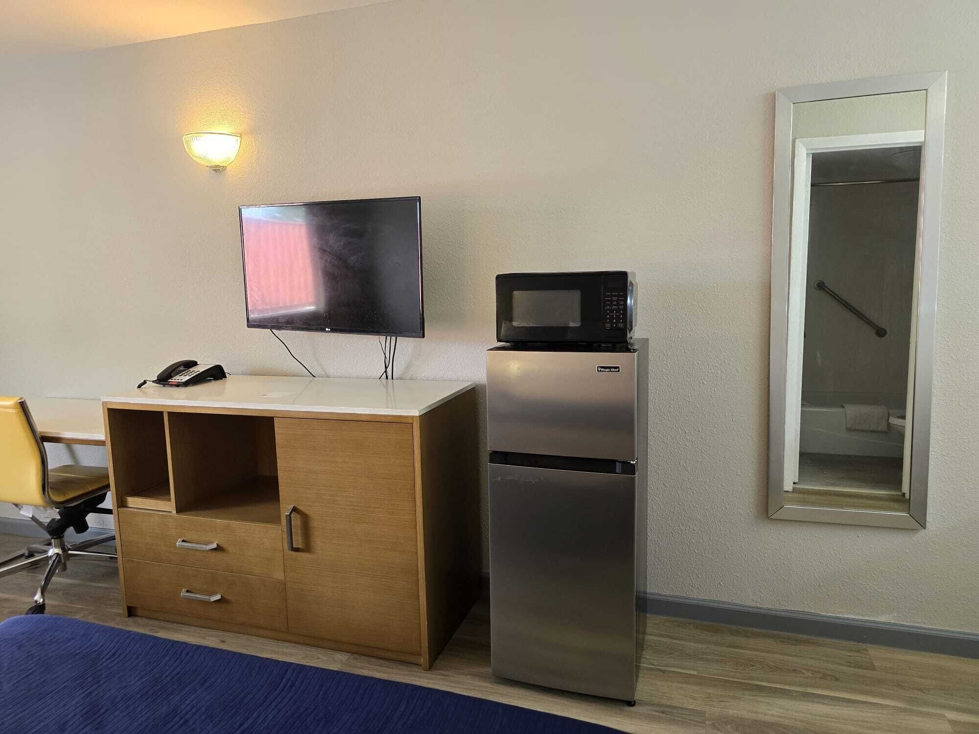 Strykejern/-brett, internett, sengetøy og vekkerklokke