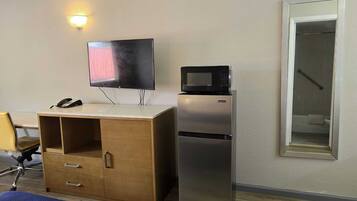 Strykejern/-brett, internett, sengetøy og vekkerklokke