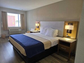 Habitación individual básica | Tabla de planchar con plancha, Internet, ropa de cama y despertador