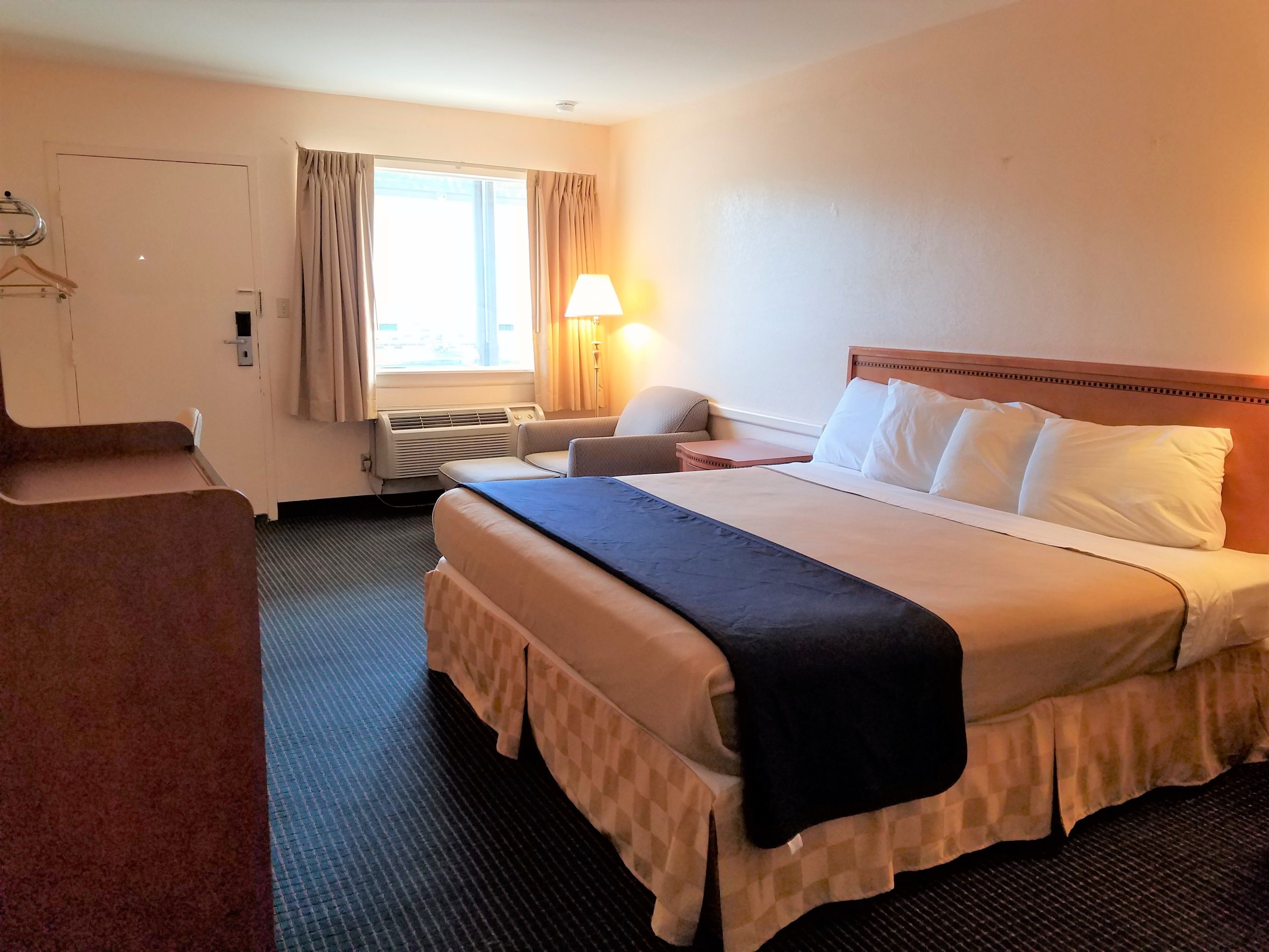 Room, 1 King Bed, Non Smoking | Iron/ironing board, Internet, alarm clocks