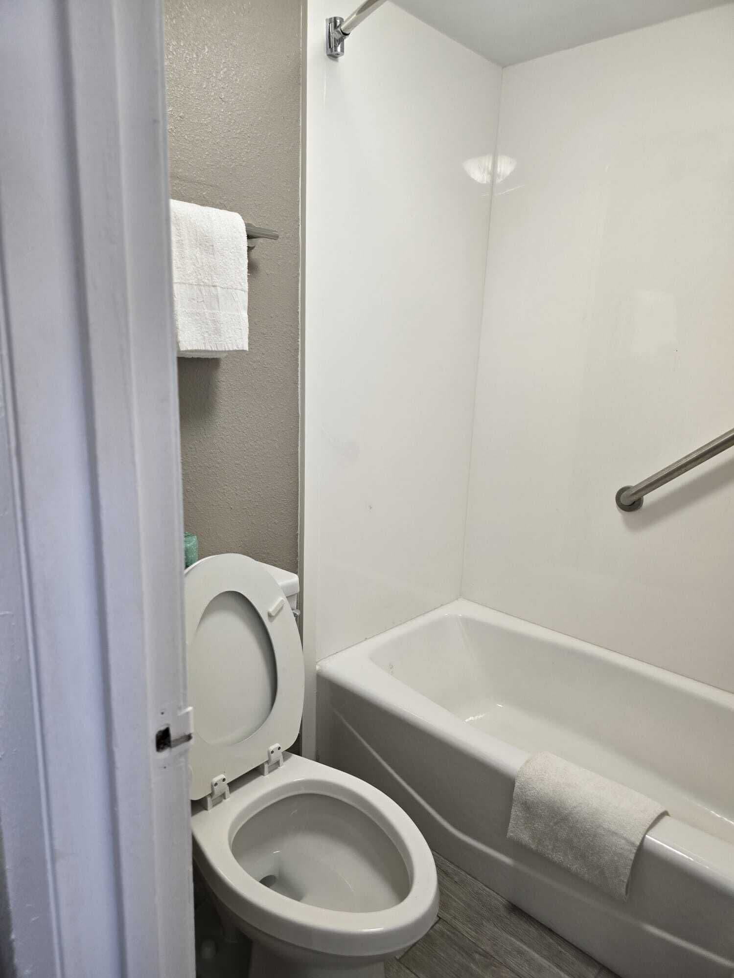 Standard Room, 1 King Bed, Smoking | Bathroom