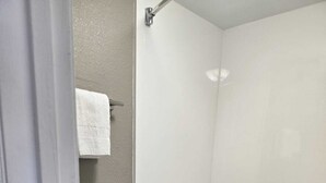 Rom – standard, 1 kingsize-seng, røyk | Bad