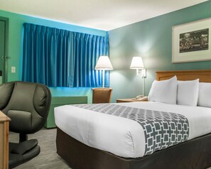 In-room safe, individually furnished, desk, laptop workspace - Econo Lodge South (Buffalo)