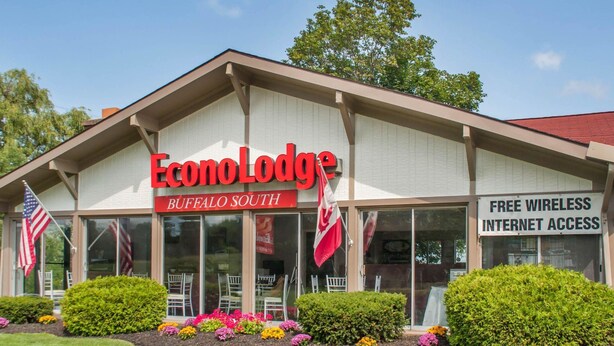 A building with a sign reading "Econo Lodge Buffalo South" and a banner stating "Free Wireless Internet Access". - Econo Lodge South (Buffalo)